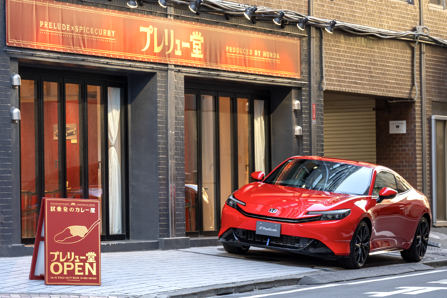 PRELUDEとともに映るスパイスカレー専門店「プレリュー堂」